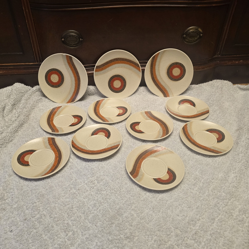 Retro Wave Ceramic Dinnerware Set - Cream, Orange, Brown